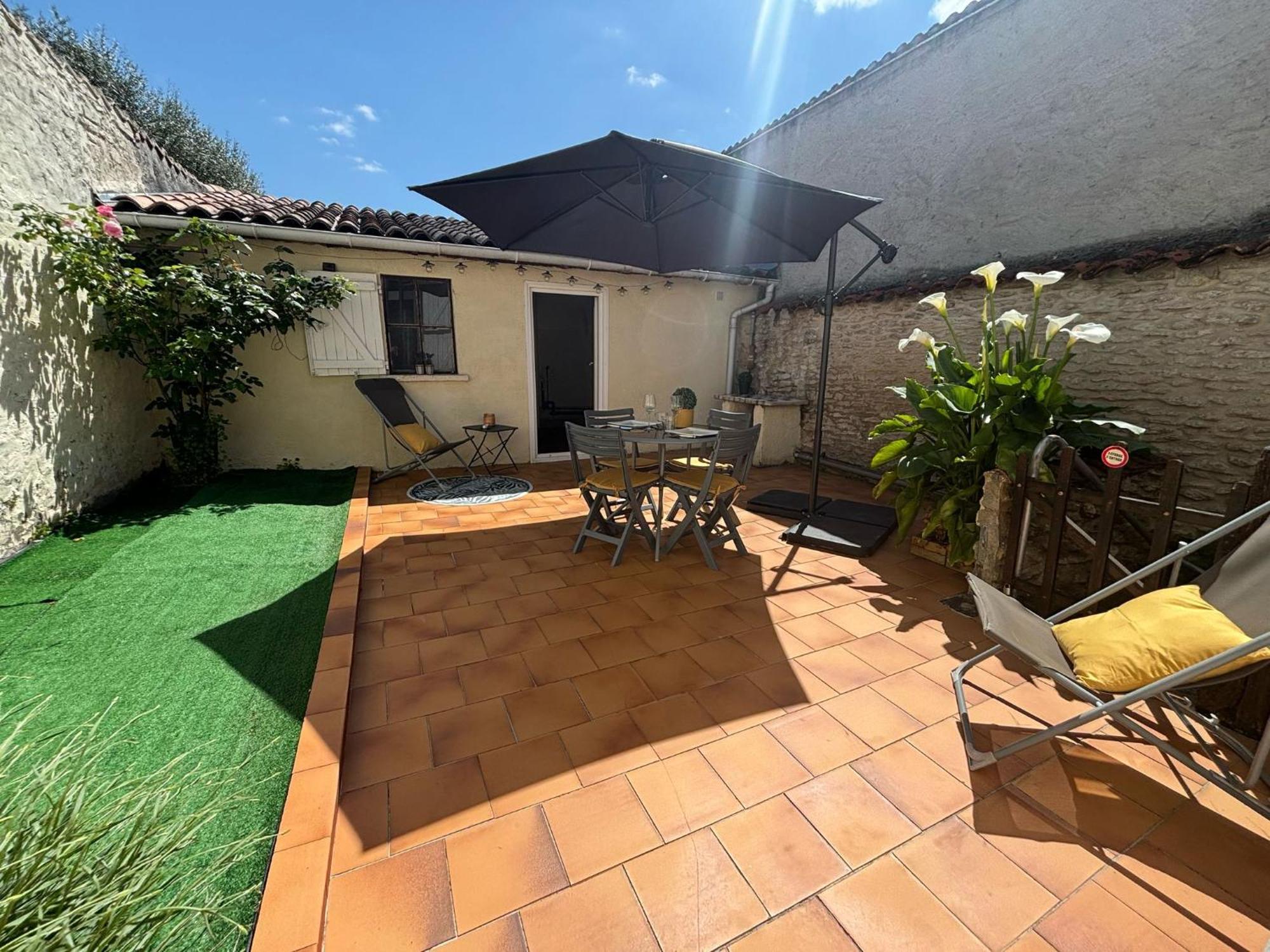 Charmante Maison Avec Cour Privative Cognac Exterior photo